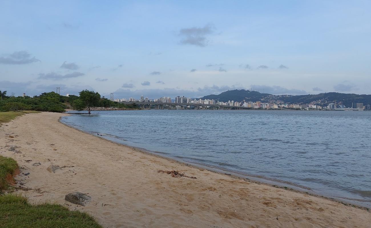 Photo de Praia do Rizzo avec sable lumineux de surface