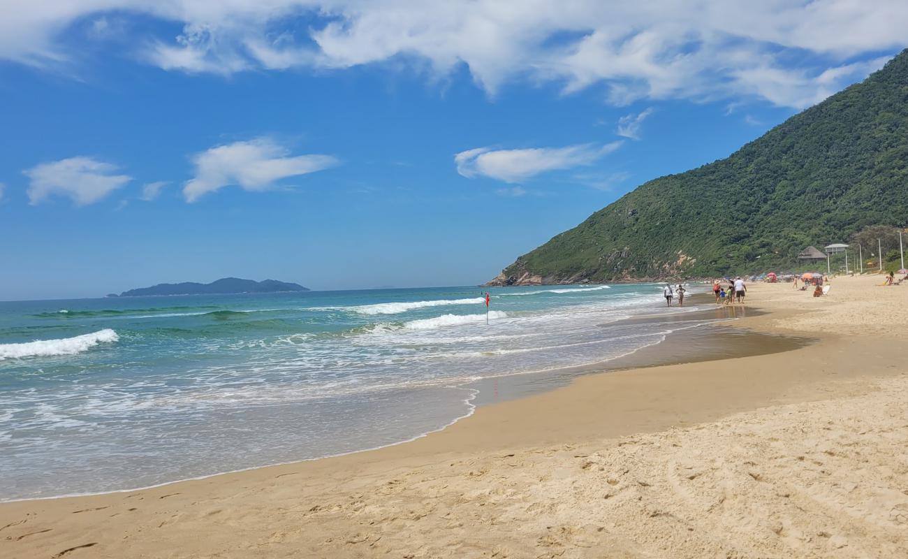 Photo de Plage de Rio das Pacas avec sable lumineux de surface