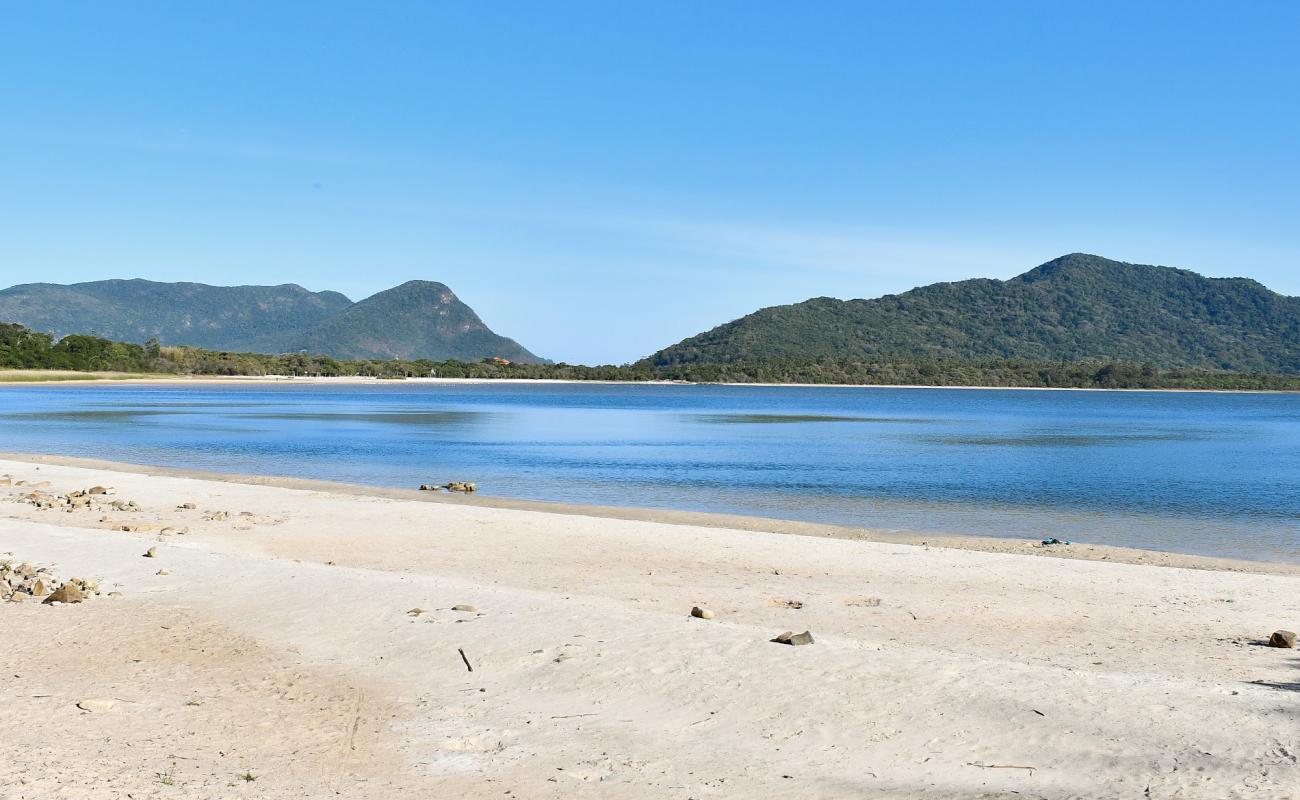 Photo de Praia do Peri avec sable brillant et rochers de surface