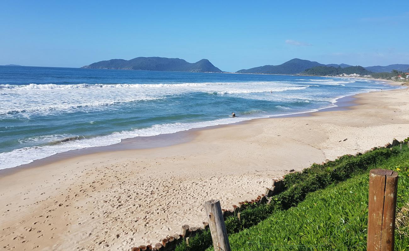 Photo de Praia do Morro das Pedras II avec sable fin et lumineux de surface