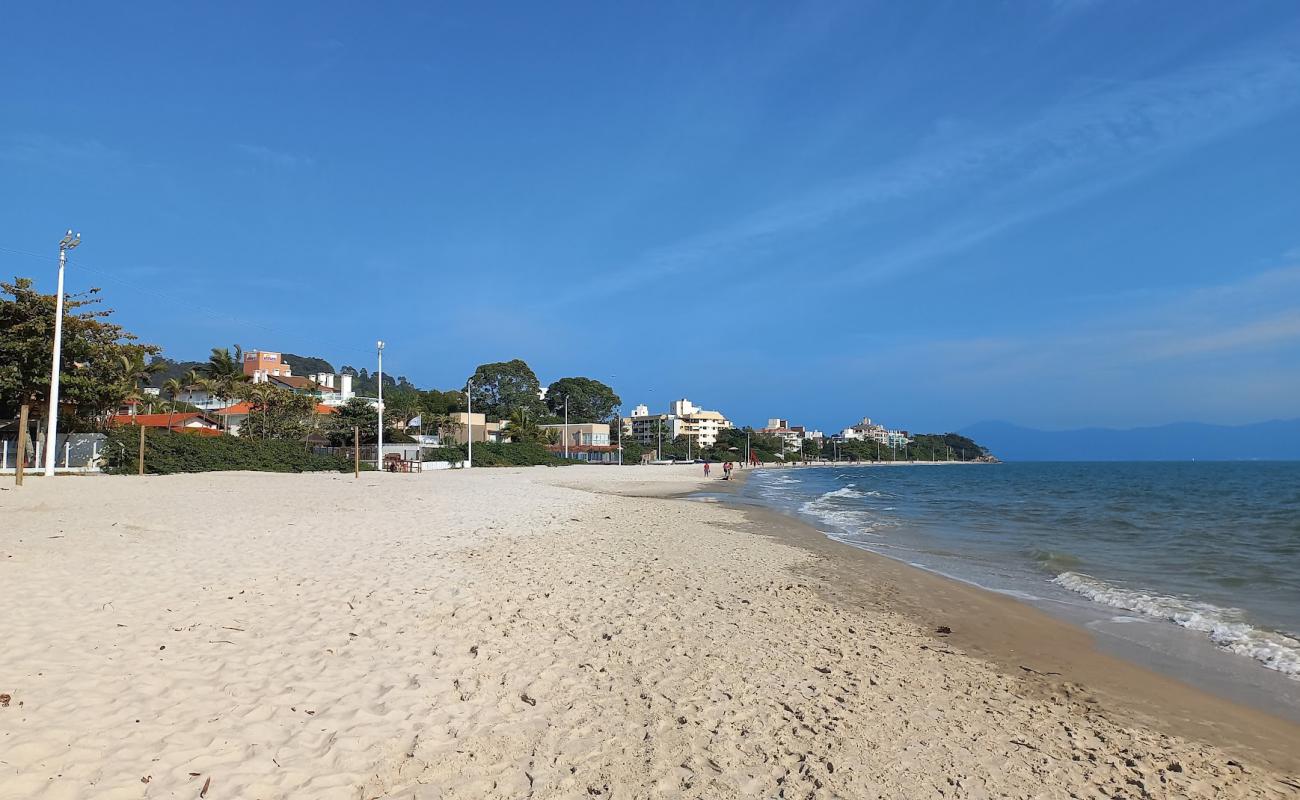 Photo de Praia Canasvieiras avec sable beige fin de surface
