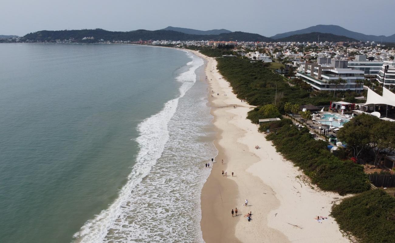 Photo de Praia Jurere Internacional avec sable beige fin de surface