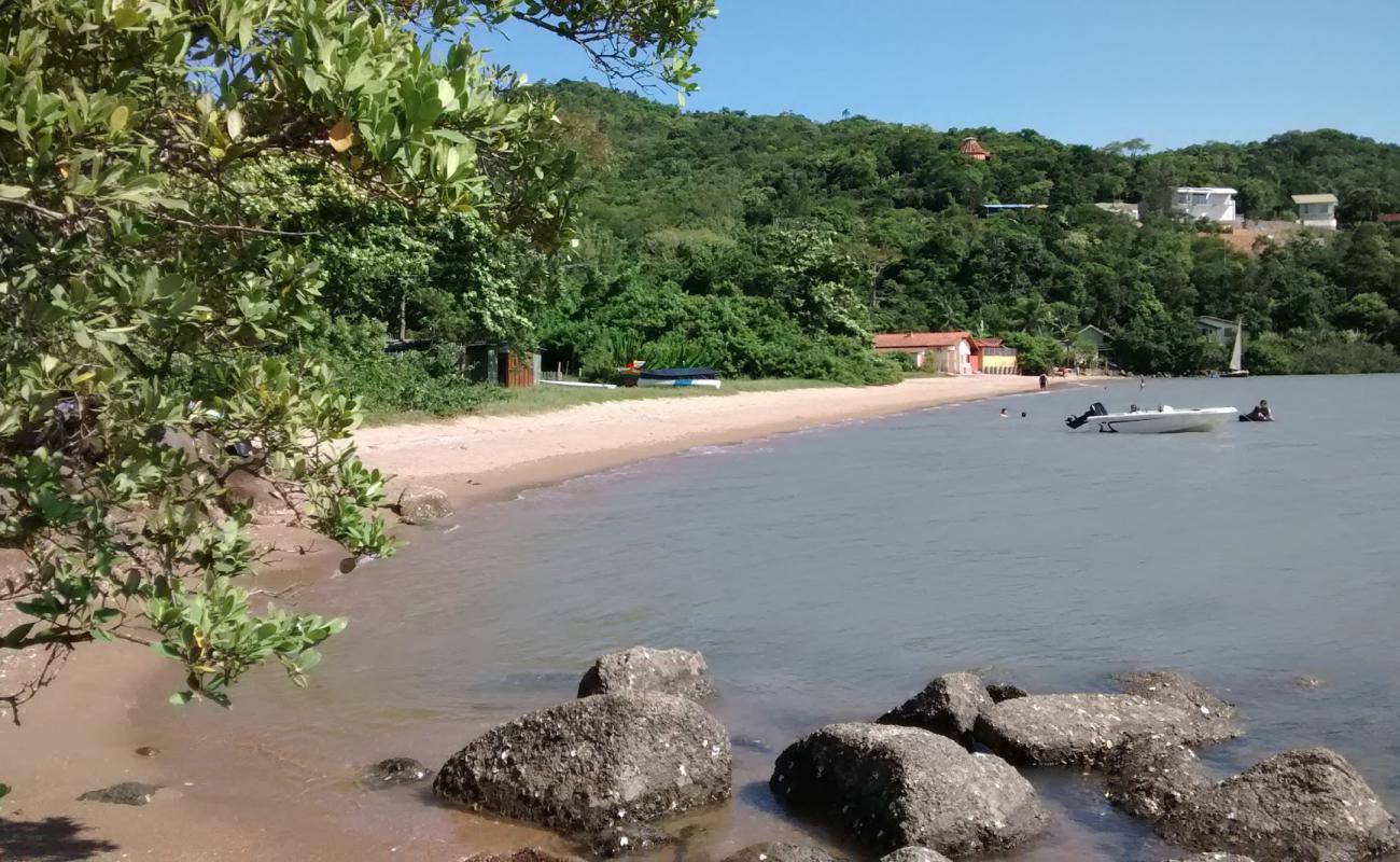 Photo de Praia do Rola avec sable beige de surface