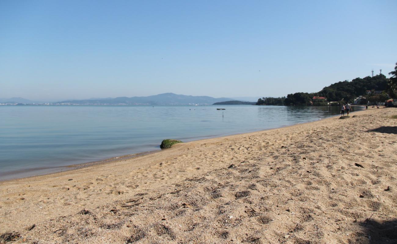 Photo de Plage de Sambaqui avec sable beige de surface