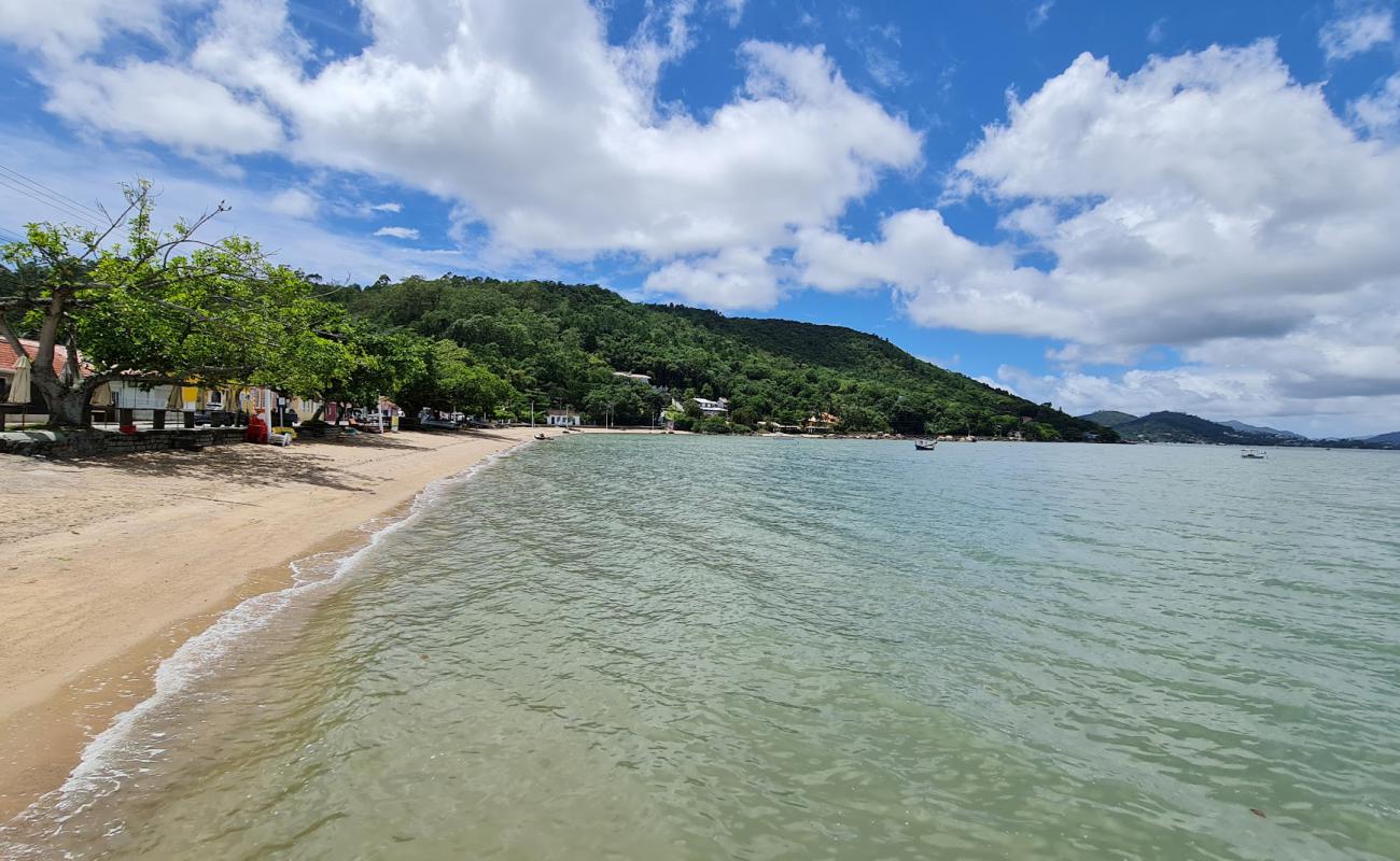 Photo de Praia do Sambaqui avec sable lumineux de surface