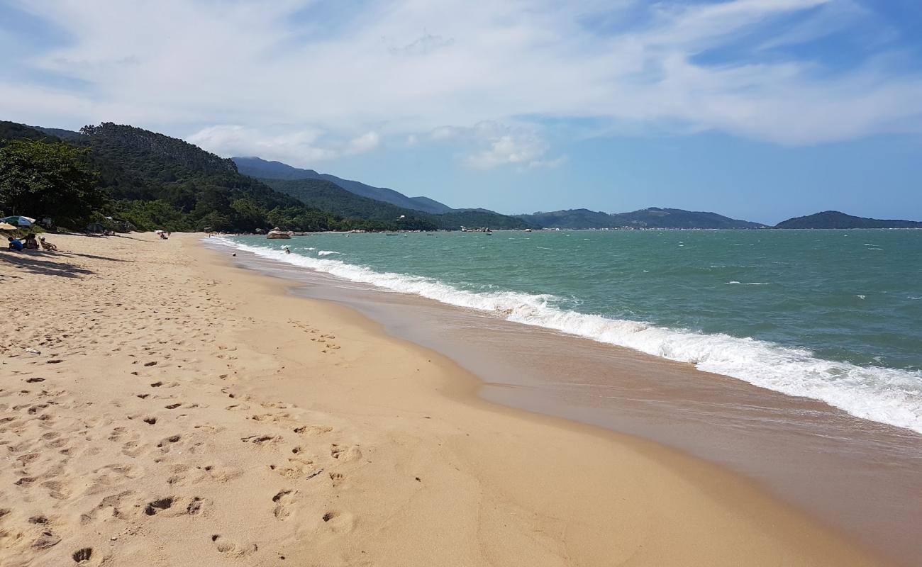 Photo de Praia dos Magalhaes avec sable lumineux de surface