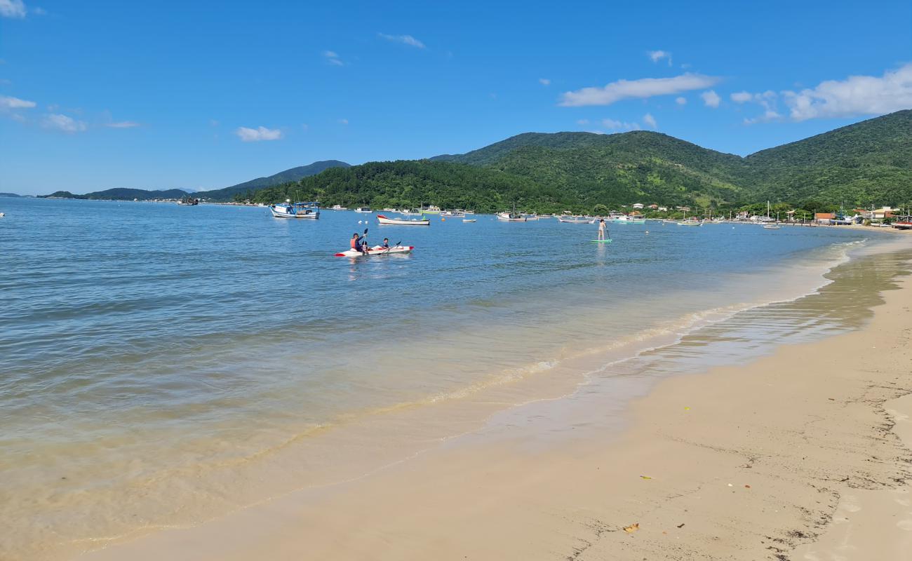 Photo de Praia Fazenda d'Armacao avec sable beige de surface
