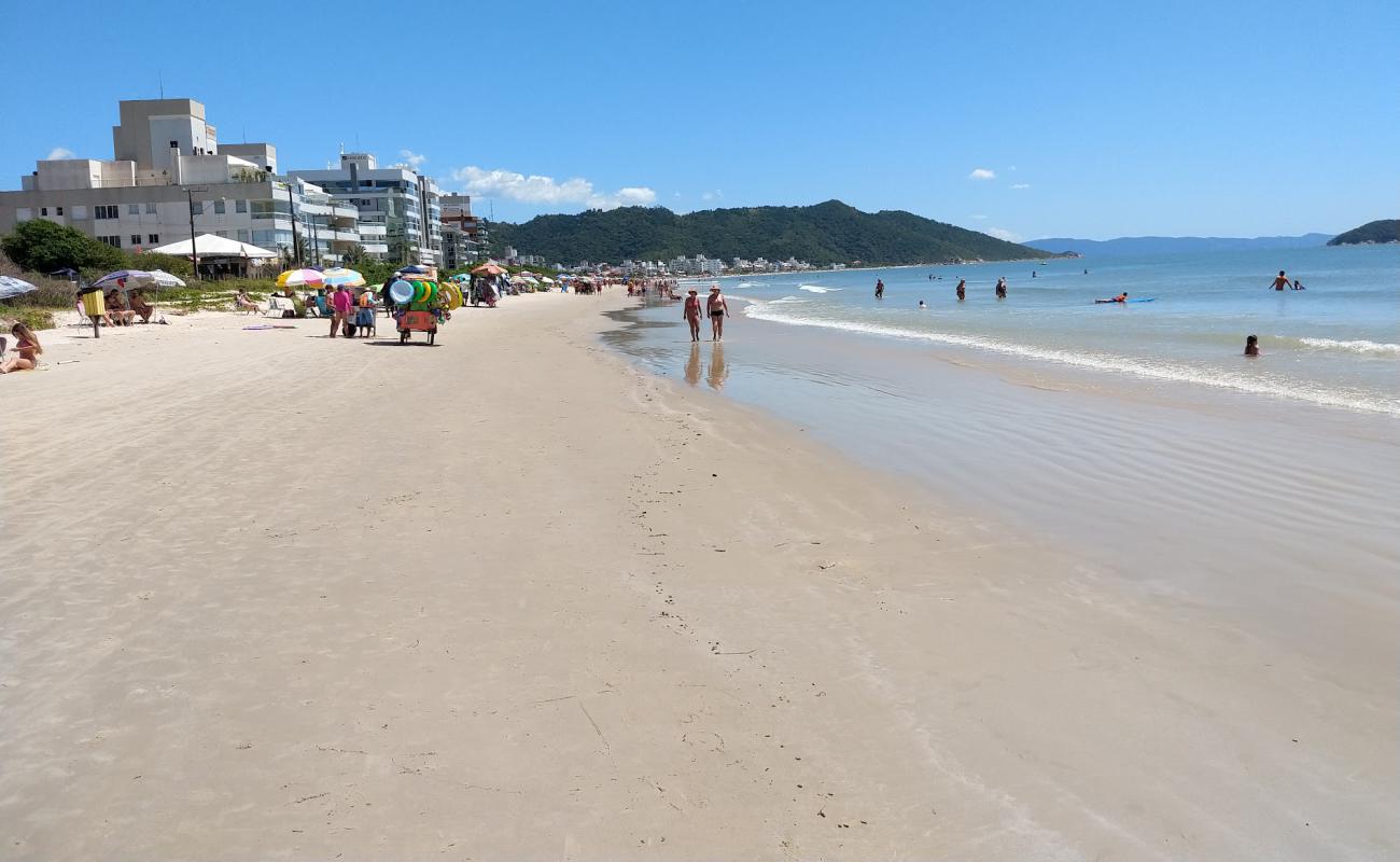 Photo de Praia Palmas do Arvoredo avec sable beige fin de surface