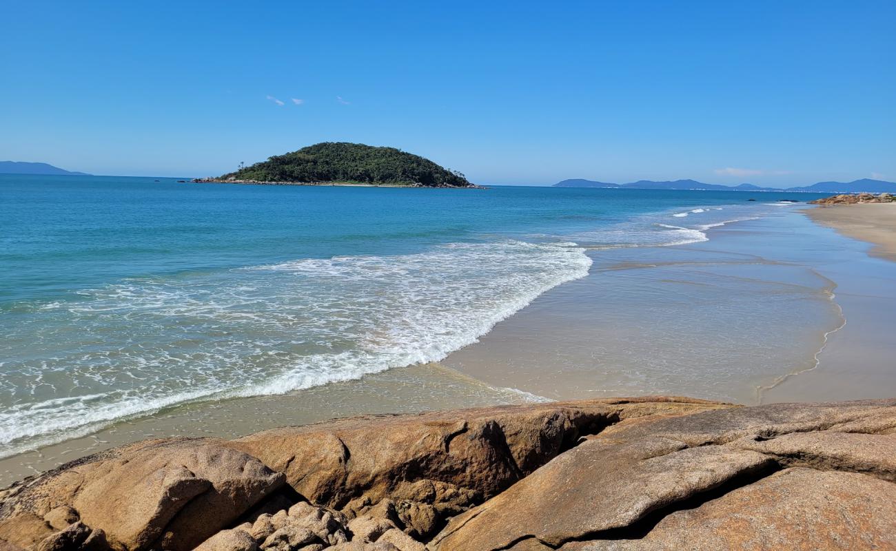 Photo de Praia de Fora avec sable beige fin de surface