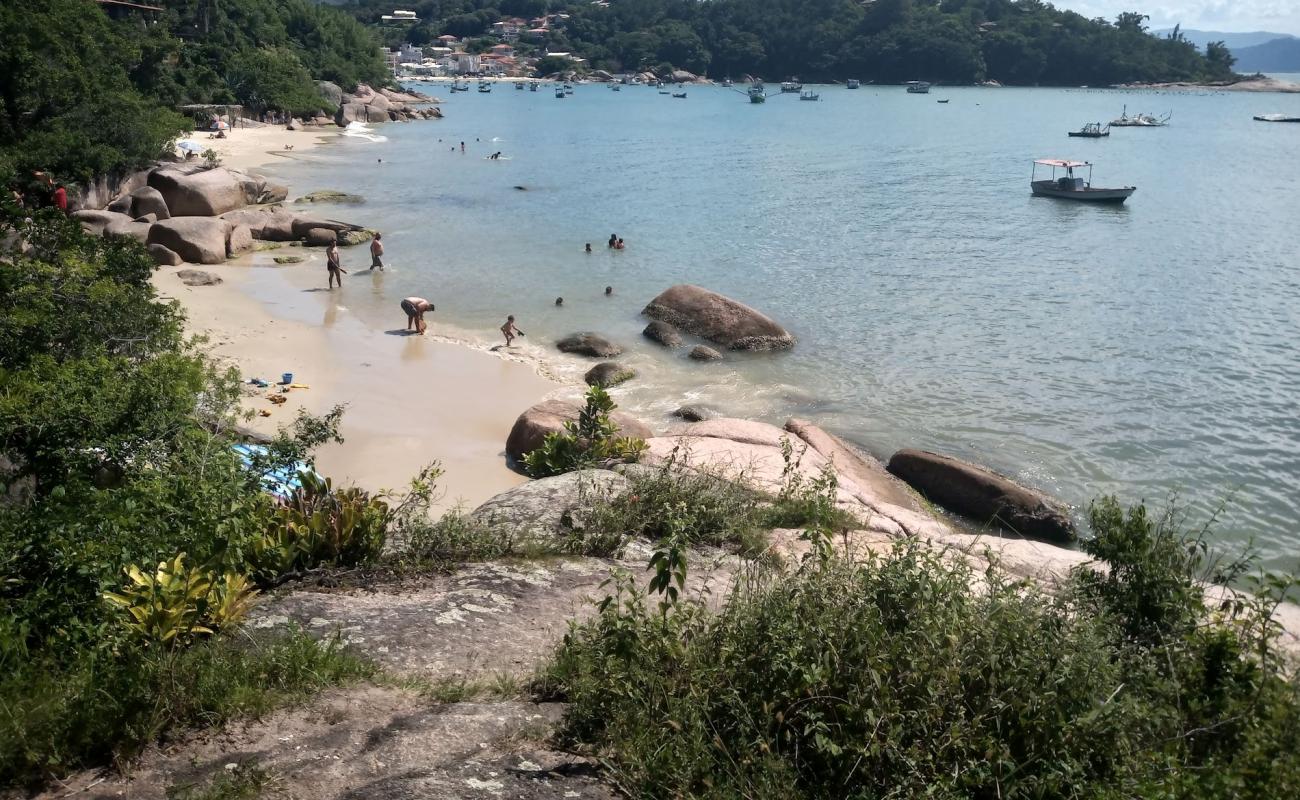 Photo de Prainha de Ganchos de Fora II avec sable beige de surface