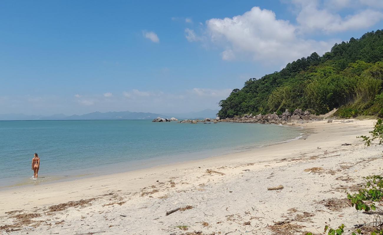 Photo de Praia Triste avec sable lumineux de surface