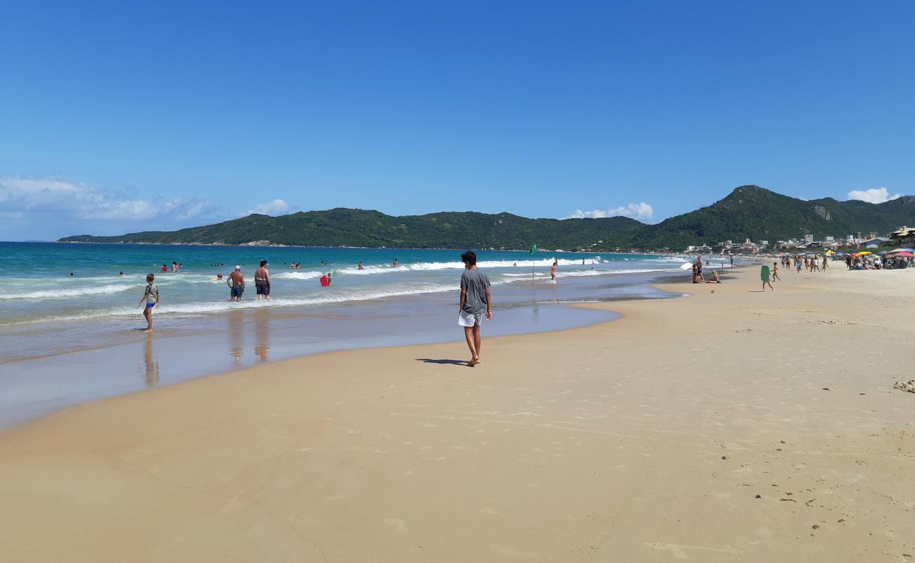 Photo de Praia do Canto Grande avec sable beige de surface
