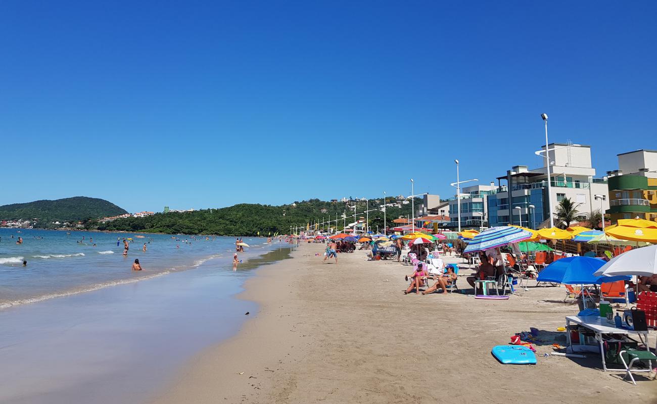 Photo de Praia de Bombas avec sable beige fin de surface