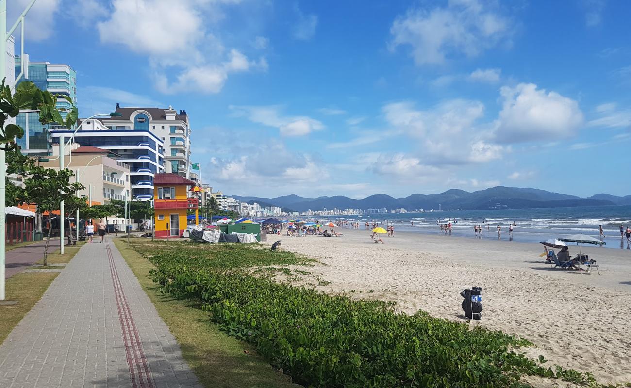 Photo de Praia de Itapema avec sable beige de surface