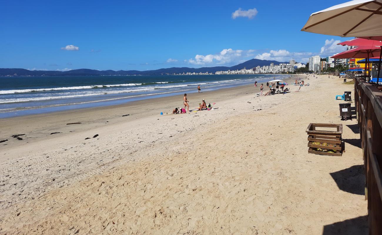 Photo de Praia de Itapema avec sable lumineux de surface