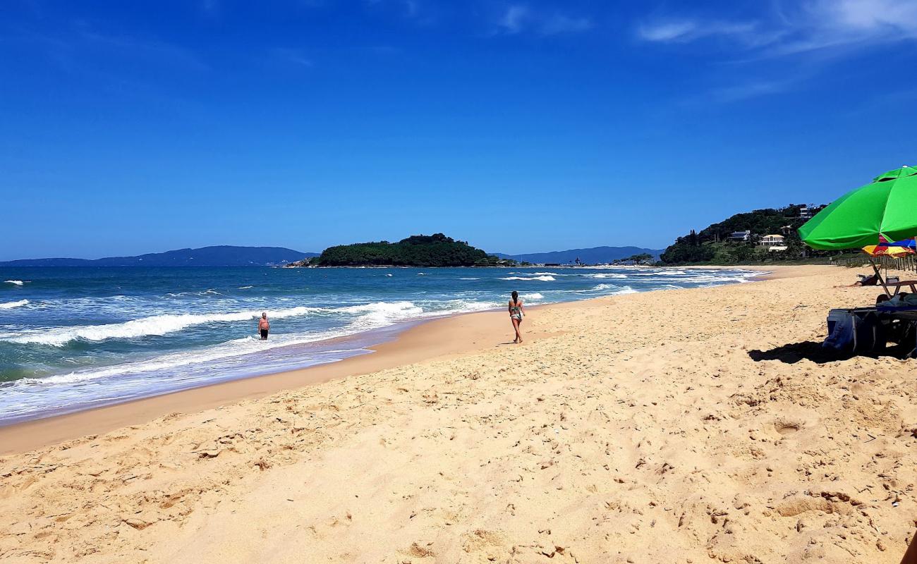 Photo de Praia da Ilhota avec sable beige de surface