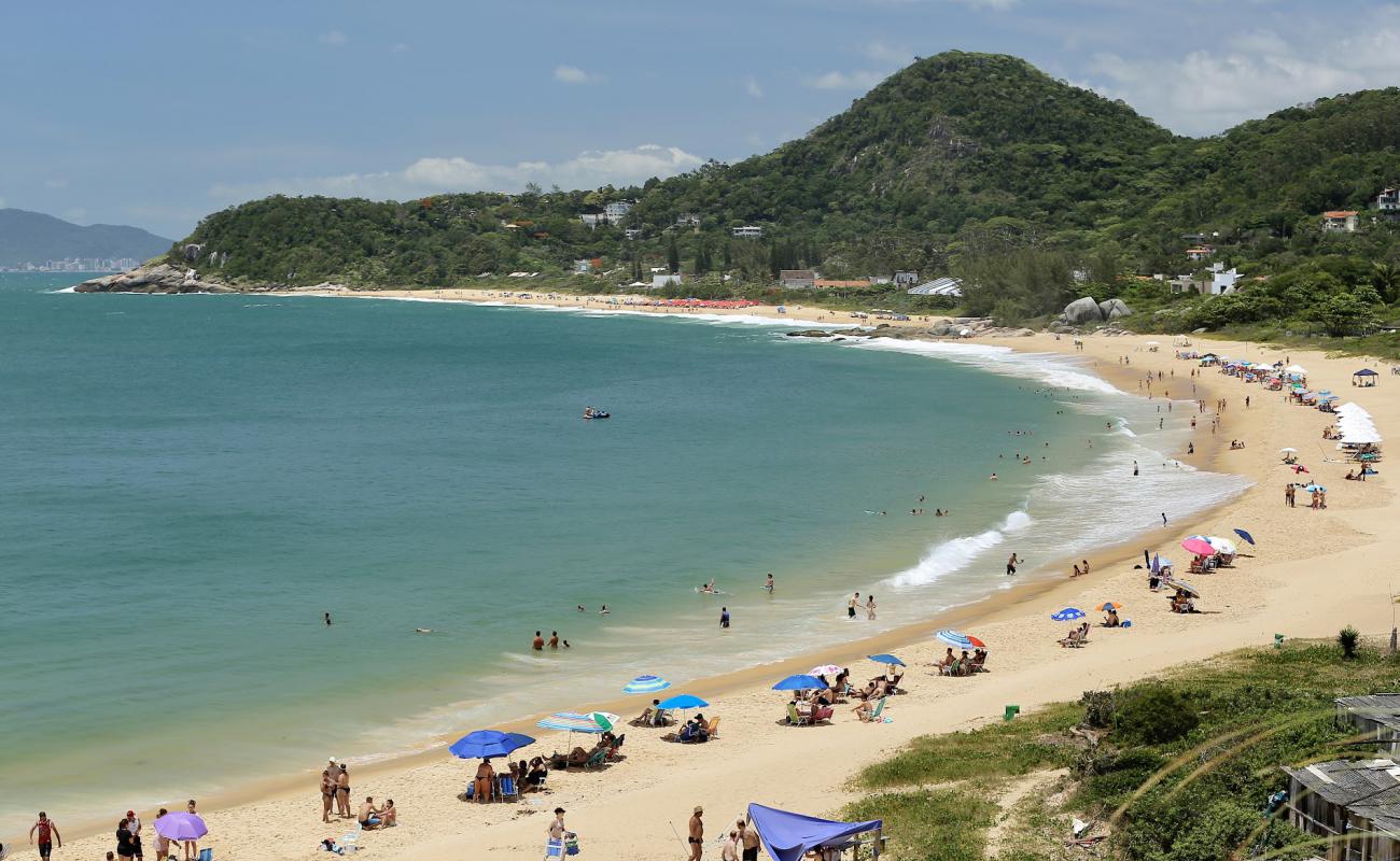 Photo de Praia do Estaleiro avec sable lumineux de surface