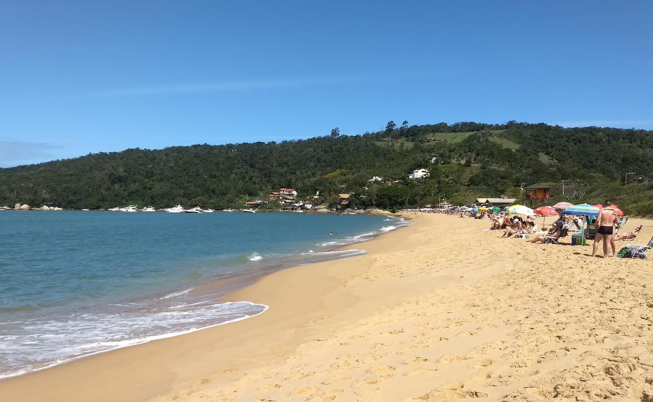 Photo de Praia de Taquaras avec sable lumineux de surface