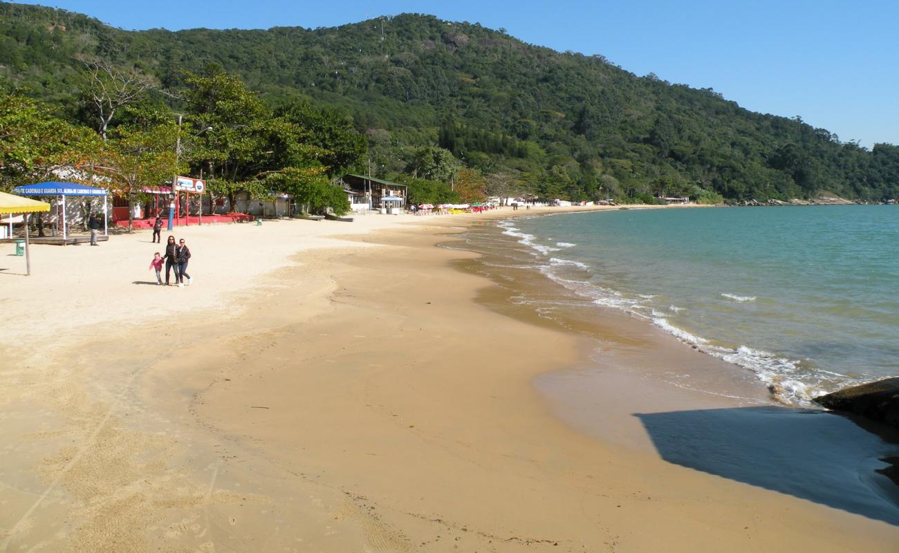 Photo de Praia das Laranjeiras avec sable beige de surface