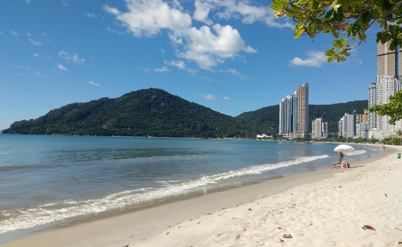 Photo de Praia de Camboriu avec sable beige de surface