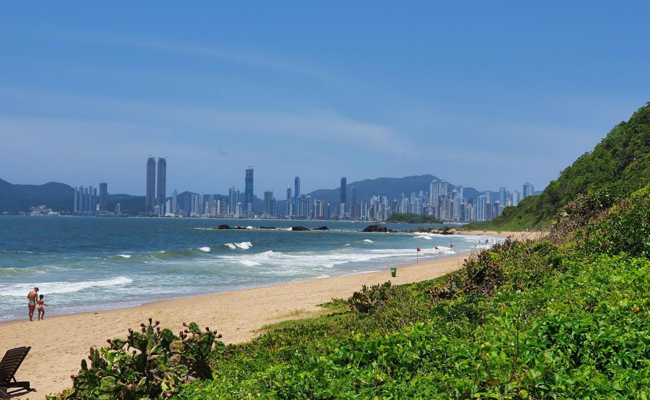 Photo de Plage du Hole avec sable beige de surface