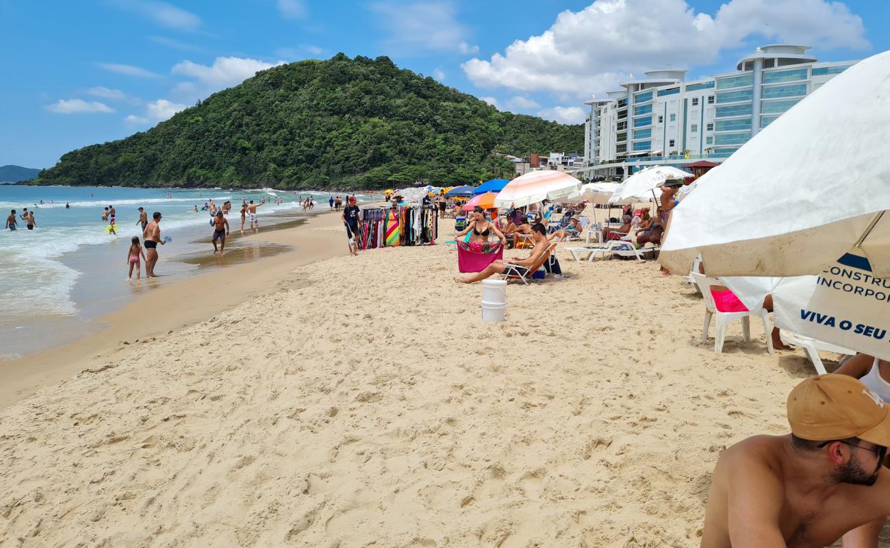 Photo de Praia dos Amores avec sable lumineux de surface