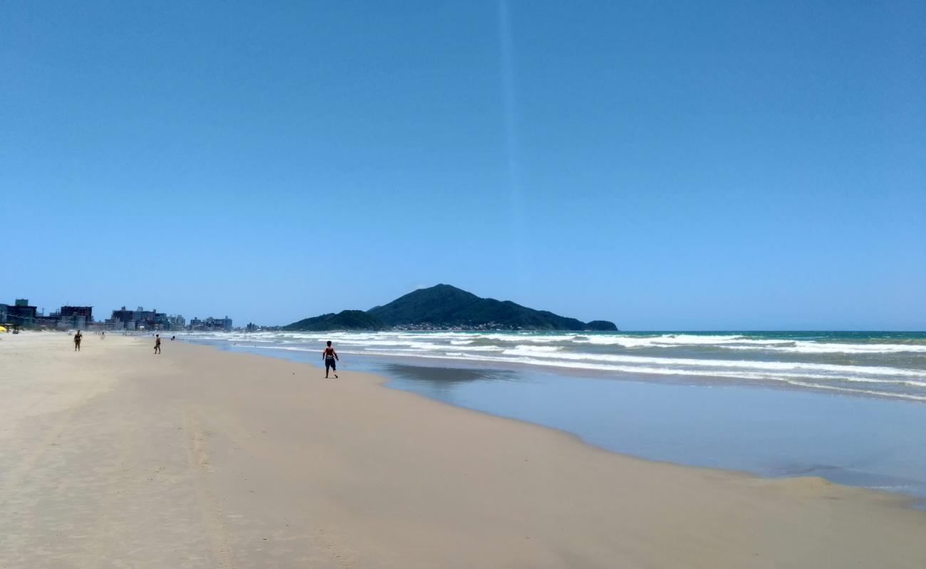 Photo de Meia Praia avec sable beige fin de surface