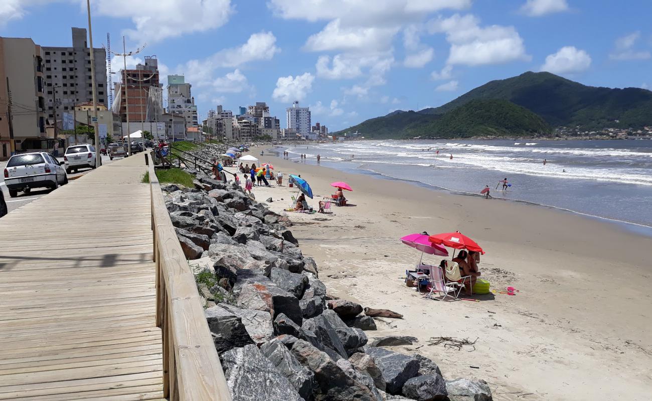 Photo de Praia de Gravata avec sable beige fin de surface