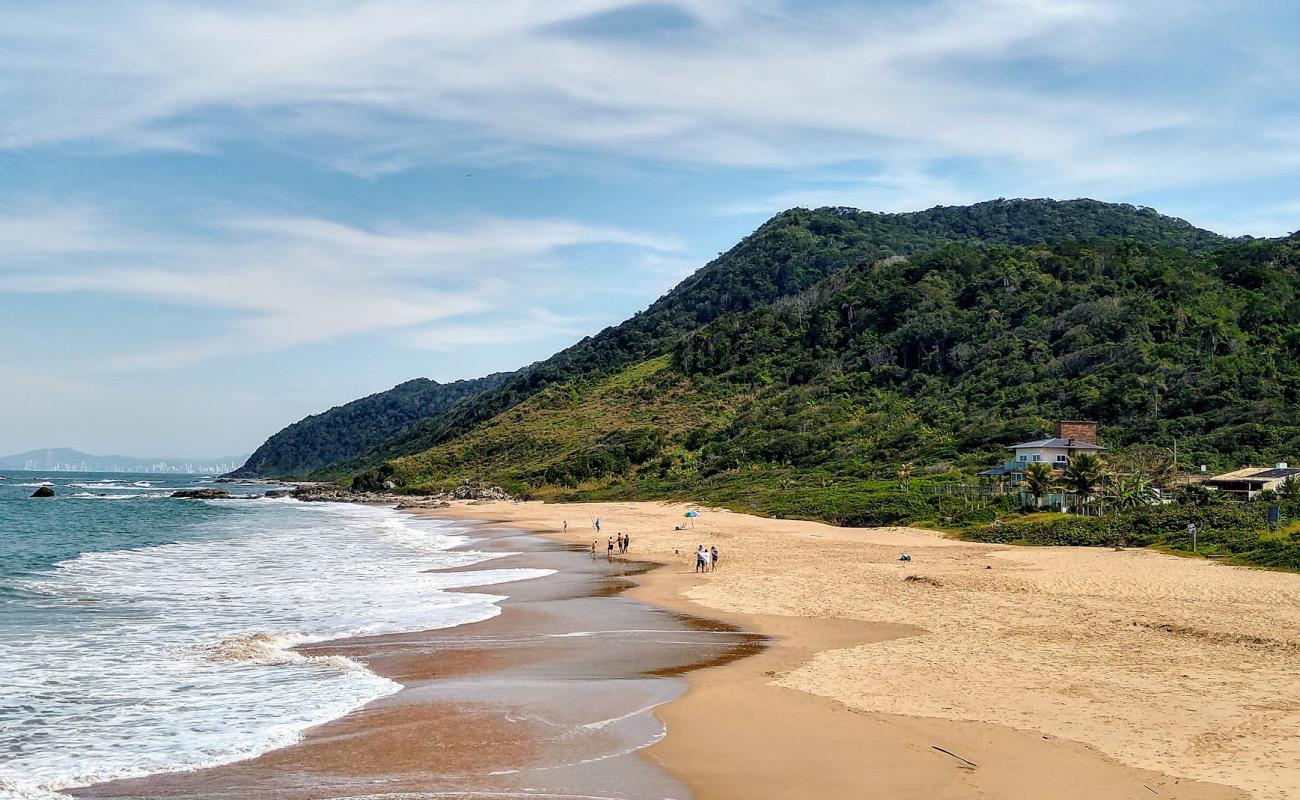 Photo de Plage Vermelha avec sable beige de surface