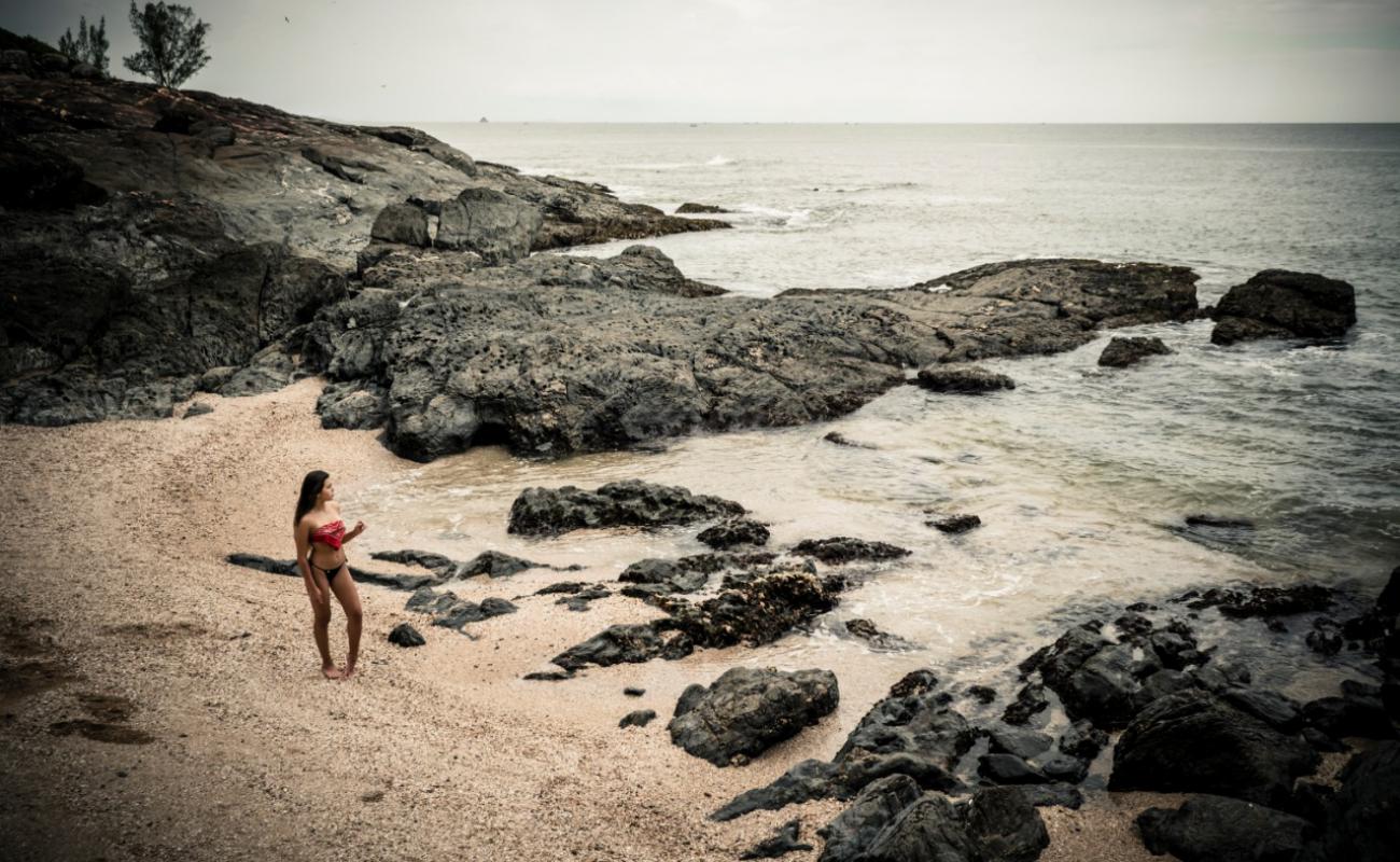 Photo de Praia Pequena avec terrain rocheux de surface