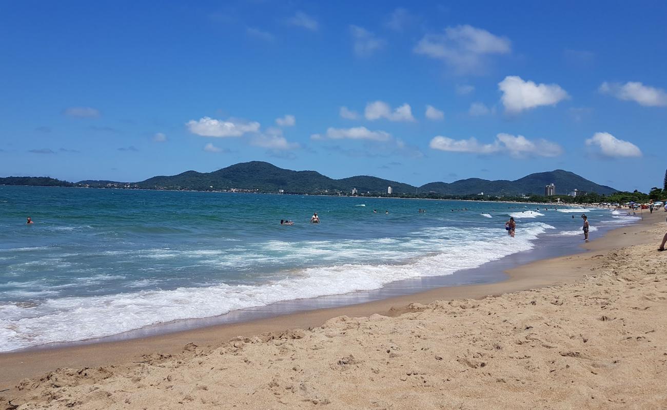 Photo de Plage d'Armação avec sable lumineux de surface