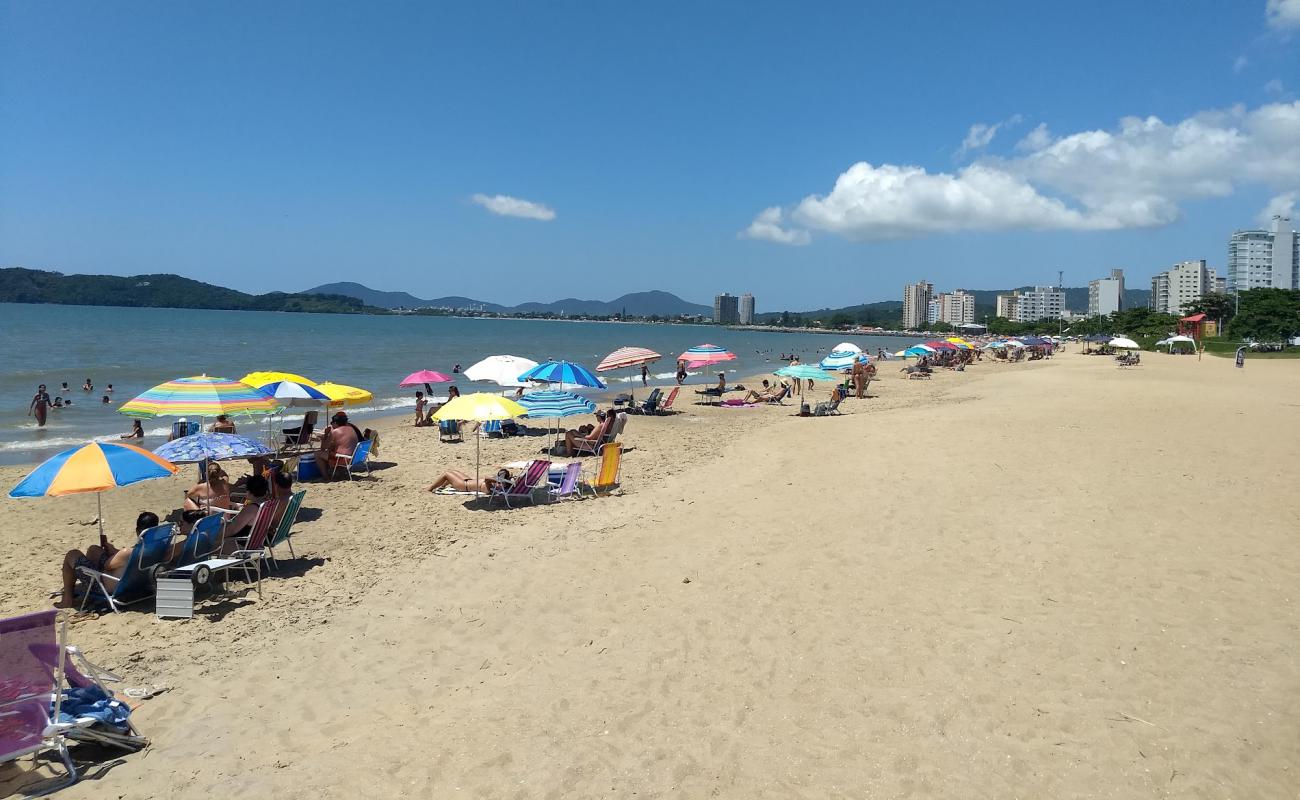 Photo de Plage de Piçarras avec sable beige de surface