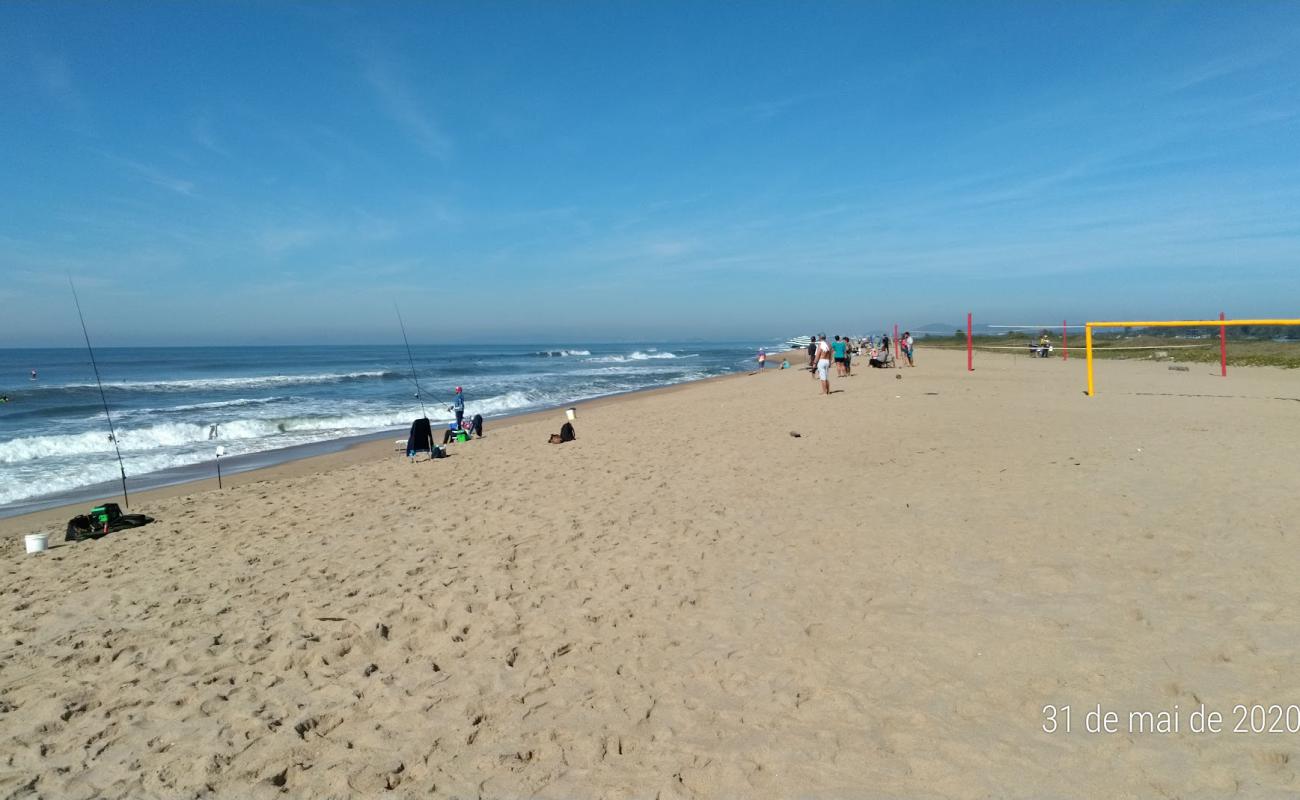 Photo de Plage de Barra do Itapocu avec sable lumineux de surface