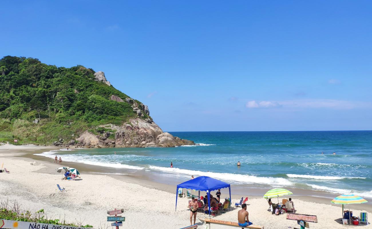 Photo de Plage de Prainha avec sable fin et lumineux de surface