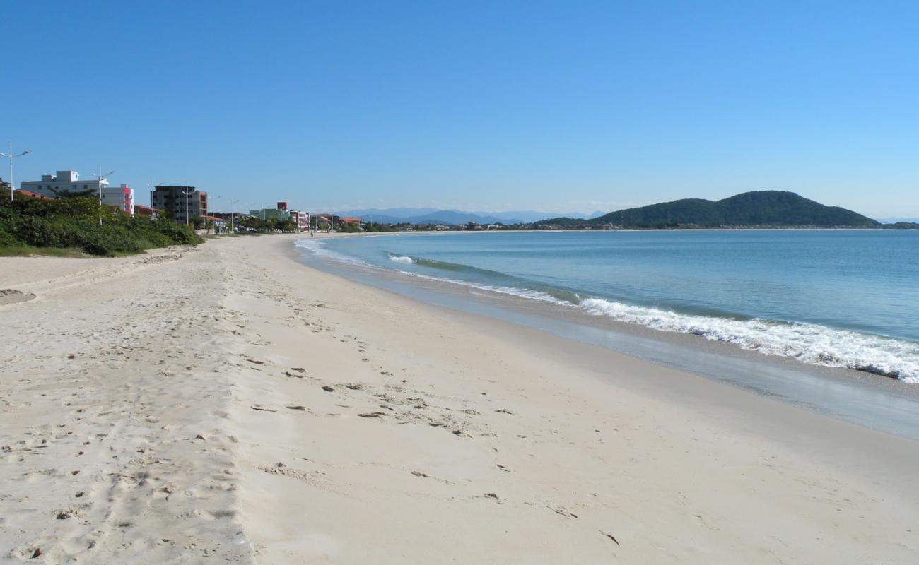Photo de Plage Enseada avec sable beige fin de surface