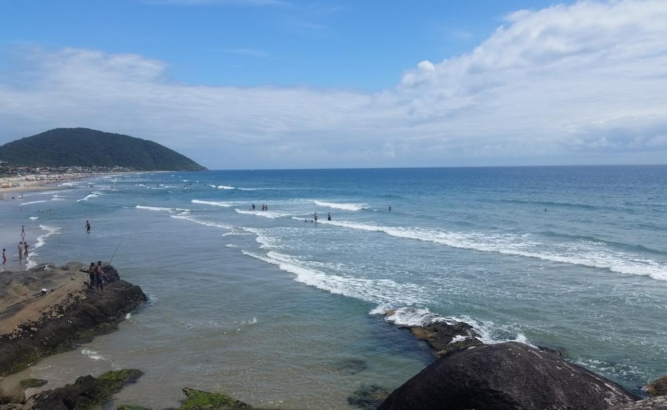 Photo de Plage d'Ubatuba avec sable fin et lumineux de surface