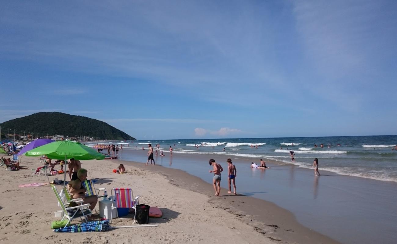 Photo de Plage d'Itaguacu avec sable fin et lumineux de surface