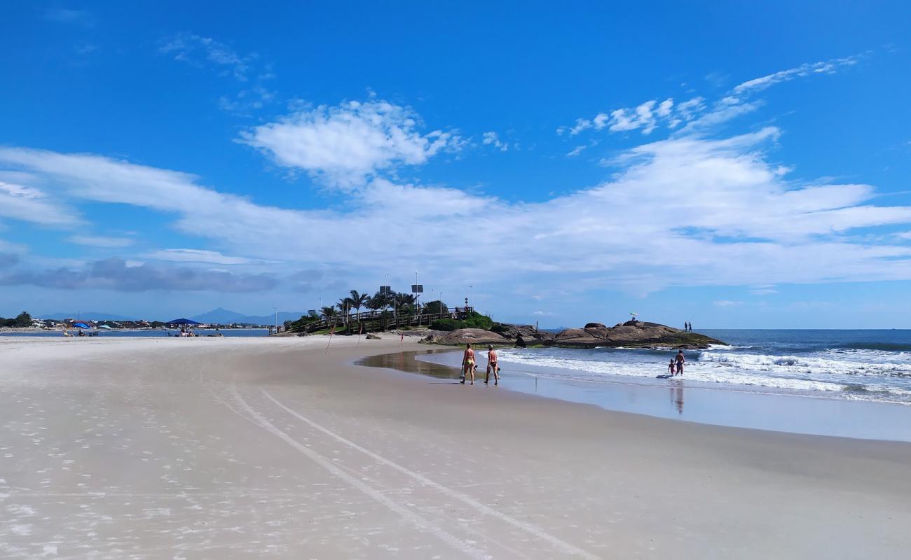 Photo de Plage d'Itapema do Norte avec sable fin et lumineux de surface