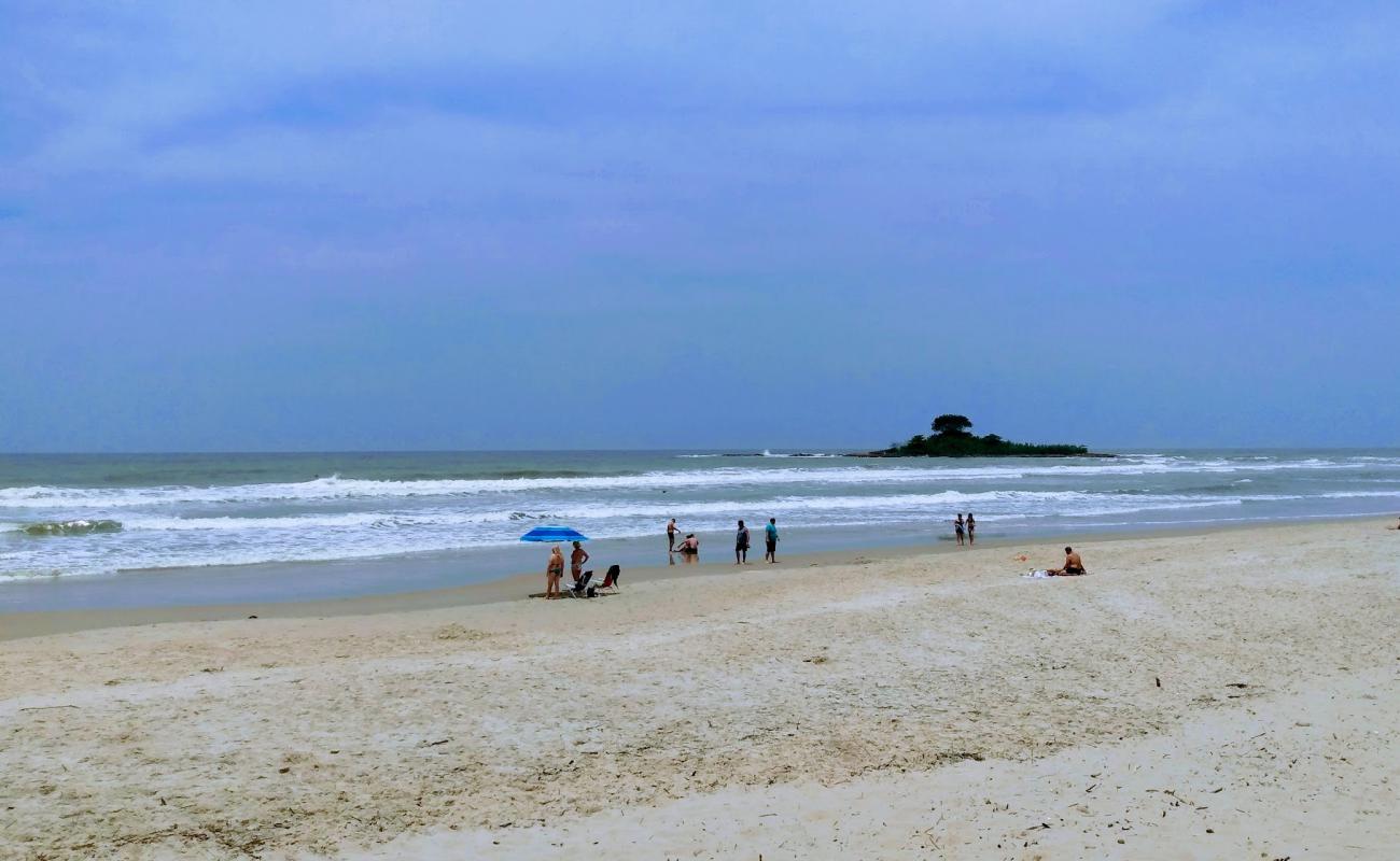 Photo de Plage de Barra do Sai avec sable lumineux de surface