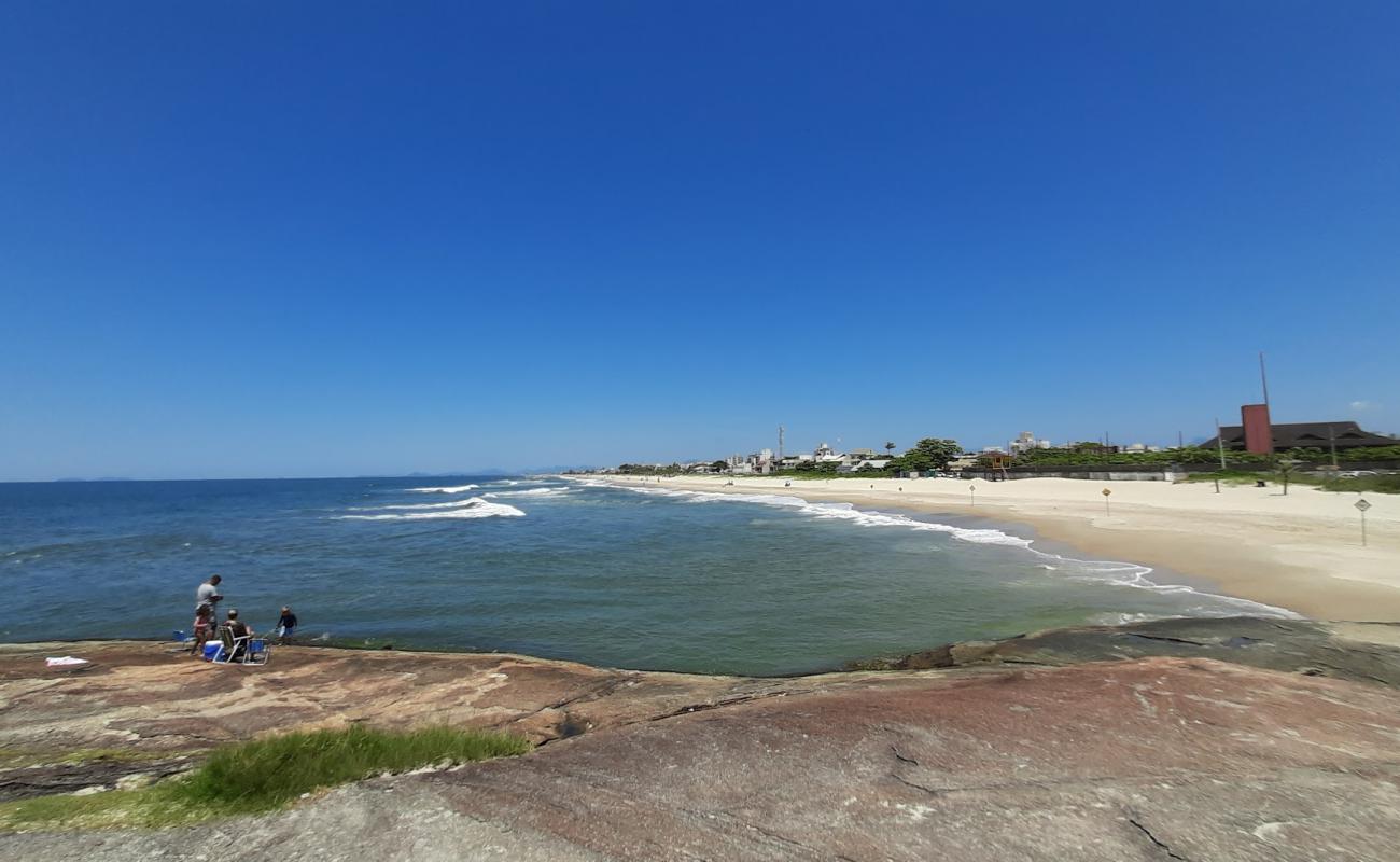 Photo de Plage de Guaratuba avec sable fin et lumineux de surface