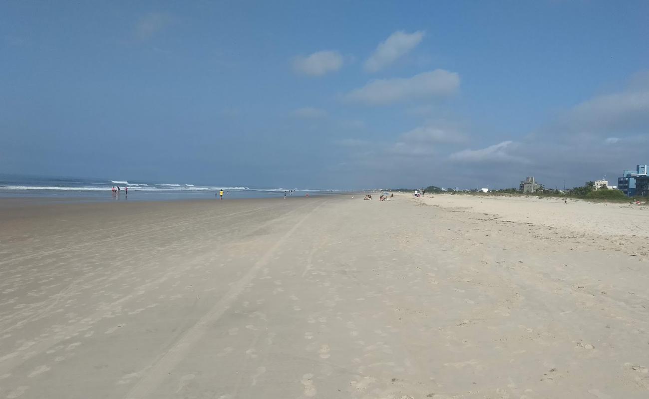 Photo de Plage de Balneario Santa Terezinha avec sable beige fin de surface