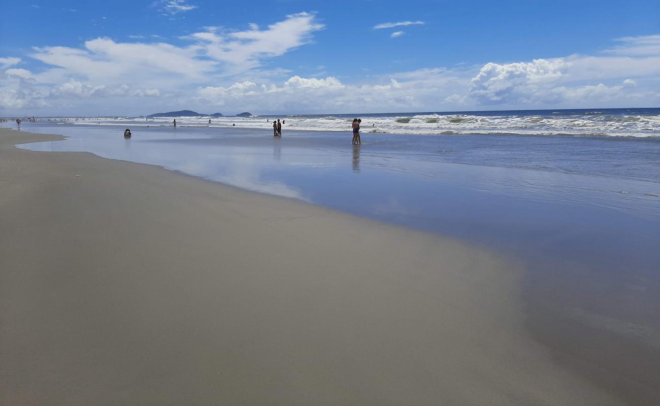 Photo de Plage de Parana avec sable fin et lumineux de surface