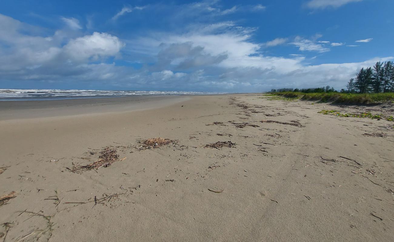 Photo de Plage de Balneario Sao Januario avec sable beige fin de surface
