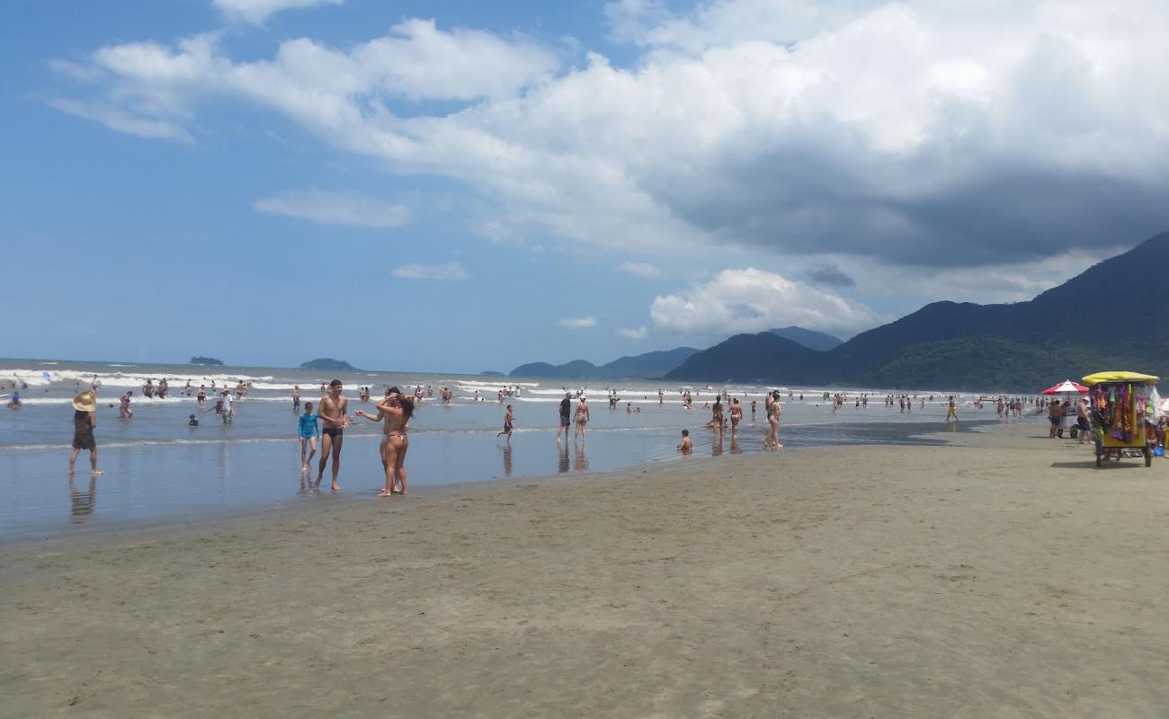 Photo de Plage de Peruibe avec sable fin et lumineux de surface