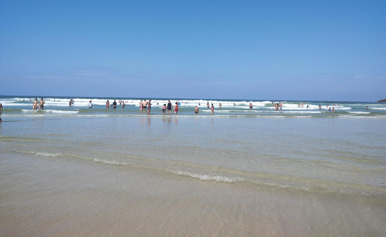 Photo de Plage de Pitangueiras avec sable fin et lumineux de surface