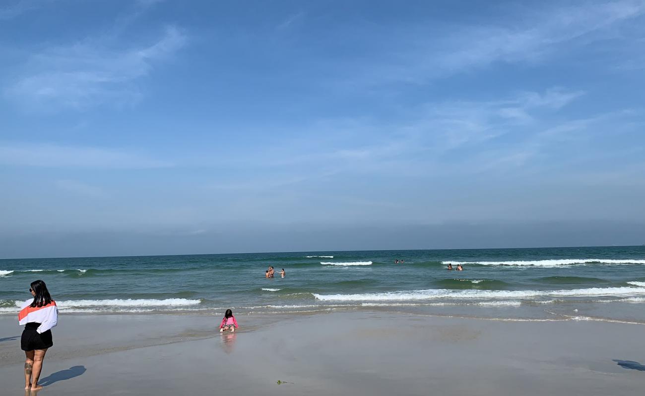 Photo de Plage d'Enseada avec sable fin et lumineux de surface