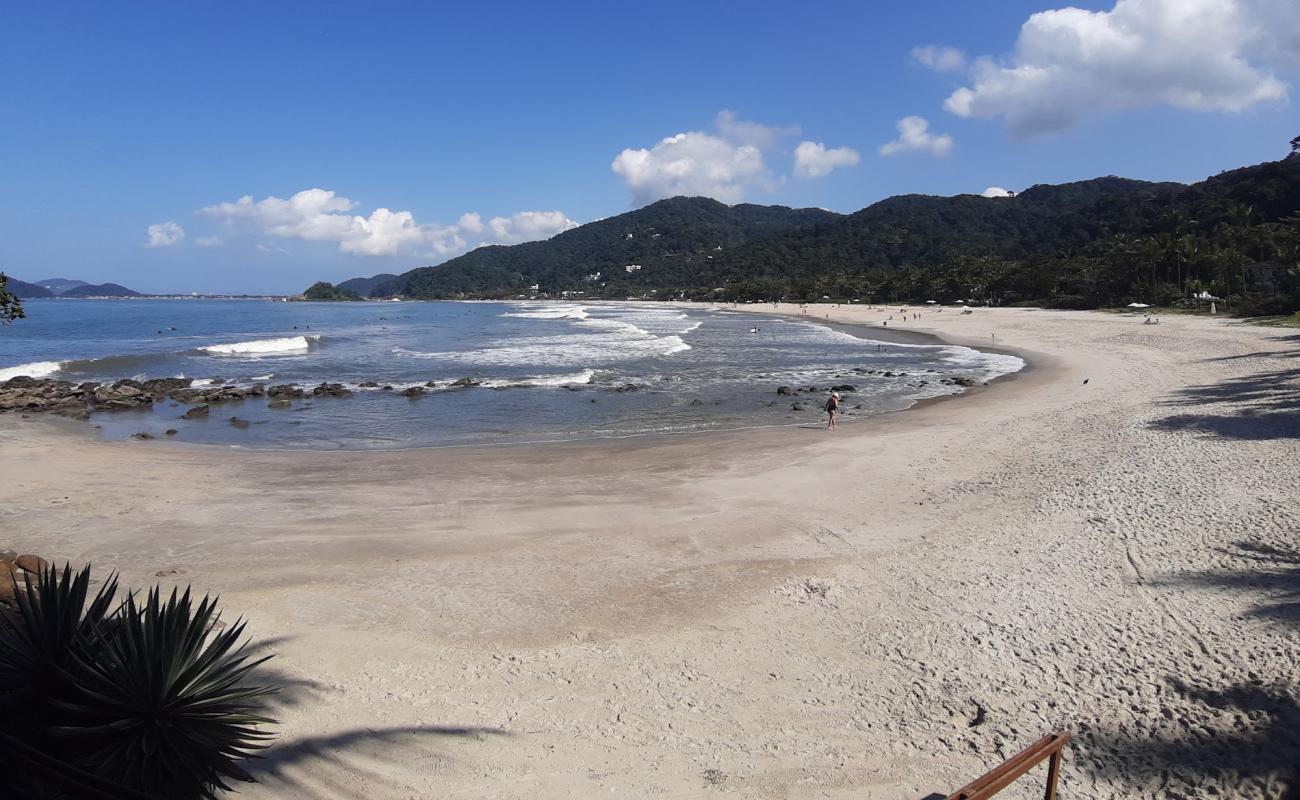 Photo de Plage de Sao Pedro avec sable lumineux de surface