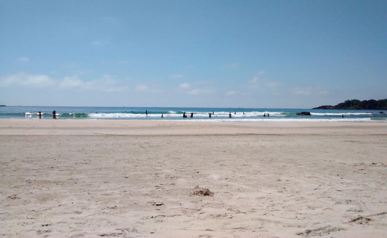 Photo de Plage de Pinheiro avec sable fin et lumineux de surface