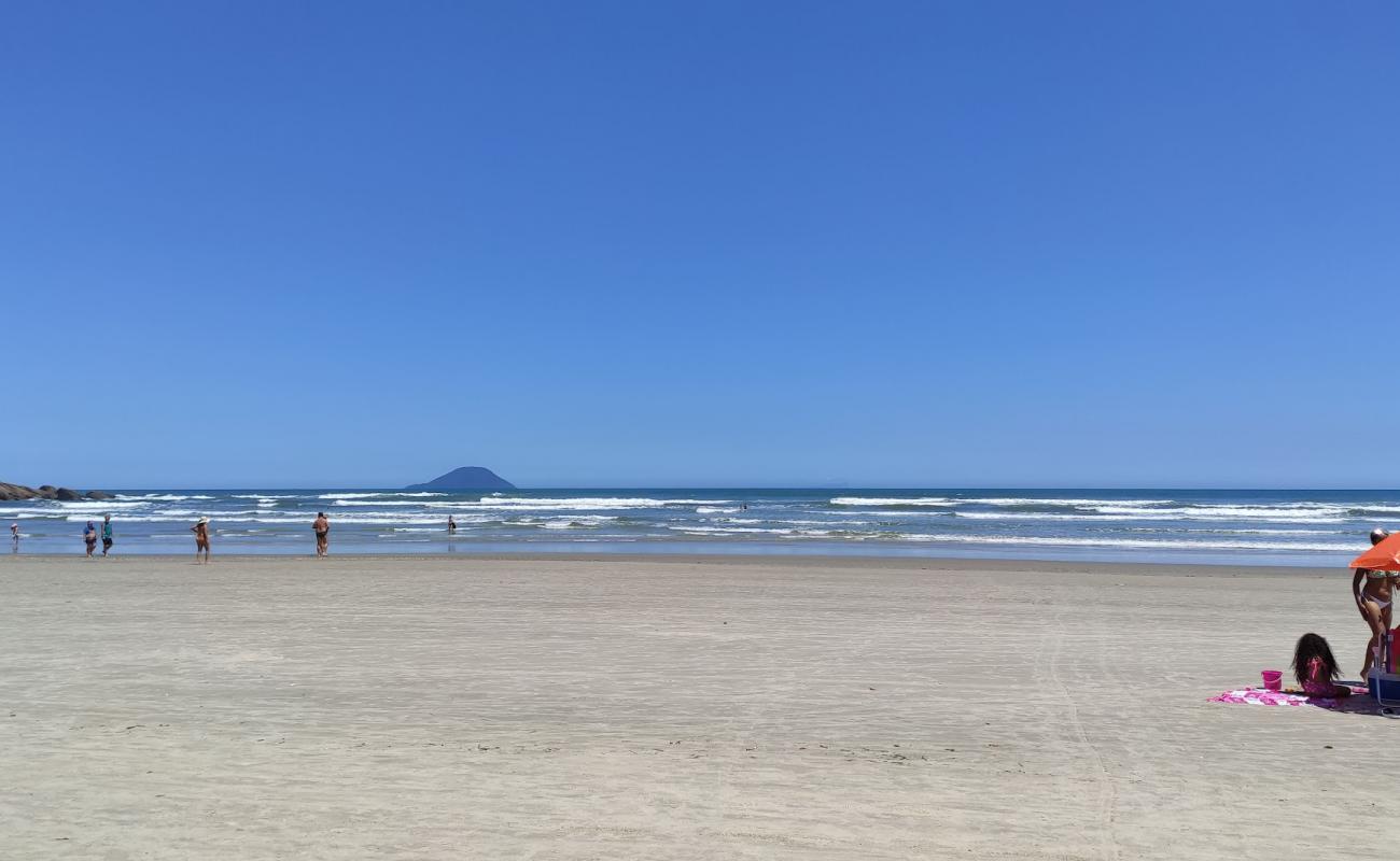 Photo de Plage de Guaratuba avec sable fin et lumineux de surface