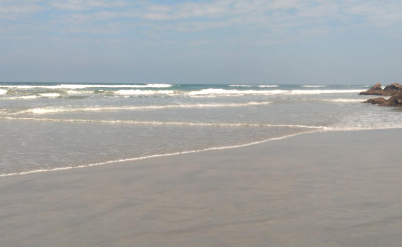 Photo de Plage d'Itagua avec sable fin et lumineux de surface